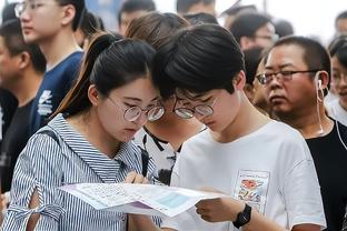 女博主曾穿国安球衣为泰山加油，昨晚在国安客队区遭自家球迷谩骂